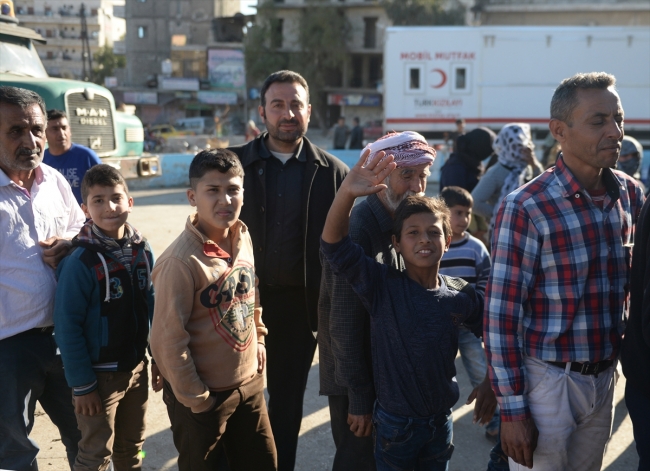 Mehmetçik ekmeğini Afrinlilerle paylaşıyor